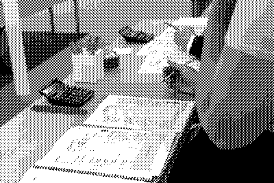 Fotografía de persona llenando formatos