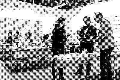 Fotografía donde se muestra la oficina y personas comentando un documento