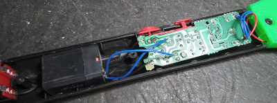 Archivo JPG con foto donde se observa el PCB y los cables sin identificación de colores conectado a la batería