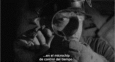 GIF con la escena de la película que se menciona a continuación. El Doc revisa con una lupa el chip