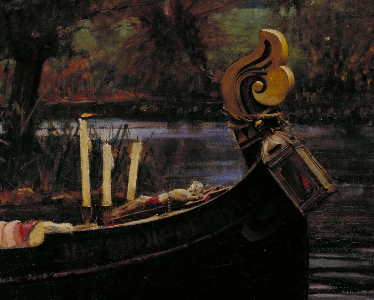La proa bellamente decorada, tres velas, dos apagadas y una a punto de hacerlo. Según algunas interpretaciones, esto es signo de la próxima muerte de la protagonista, una lámpara atada para iluminar el camino. En un costado, se ve una escritura que no llego a distinguir bien, pero aparentemente la historia dice que escribió su nombre en el bote, pero no veo nada que se parezca a “Elaine of Astolat”